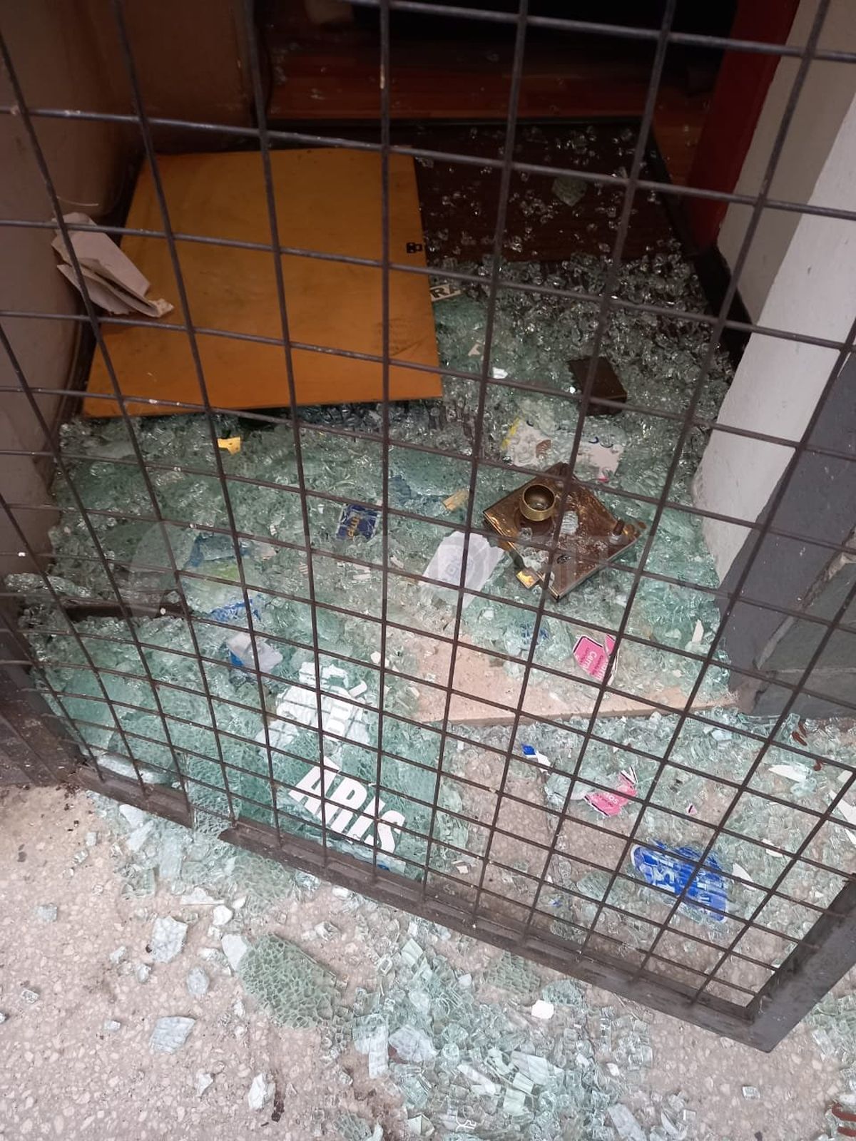 Por la siesta de este sábado, agentes de la Brigada Motorizada se dirigieron a La Rioja y 25 de Mayo, alertados de que dos hombres estaba en un local comercial sustrayendo elementos.