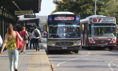La decisión llegó tras la reunión que mantuvo la UTA con las autoridades de Trabajo y la Asociación Argentina de Empresarios del Transporte Automotor. La decisión llegó tras la reunión que mantuvo la UTA con las autoridades de Trabajo y la Asociación Argentina de Empresarios del Transporte Automotor.