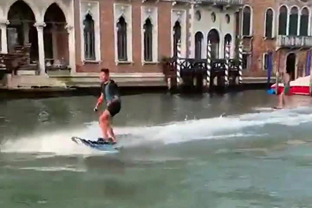 Dos jóvenes surfeando por el canal de Venecia: ambos jóvenes fueron identificados y detenidos