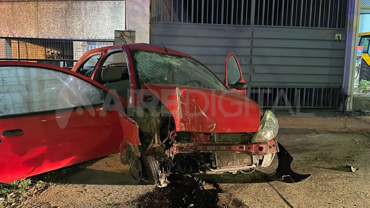 Un Ford Ka terminó destruido tras un choque en la ciudad de Santa Fe&nbsp;