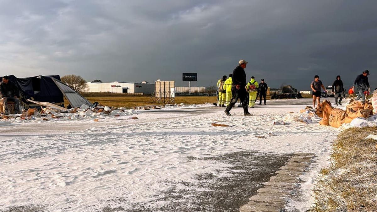 Accidente entre dos camiones en la Autopista Rosario-Buenos Aires: derrame de 30 toneladas de harina y corte total del tránsito