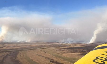 Imagen capturada desde uno de los aviones que rodearon los incendios en Alvear. Imagen capturada desde uno de los aviones que rodearon los incendios en Alvear.