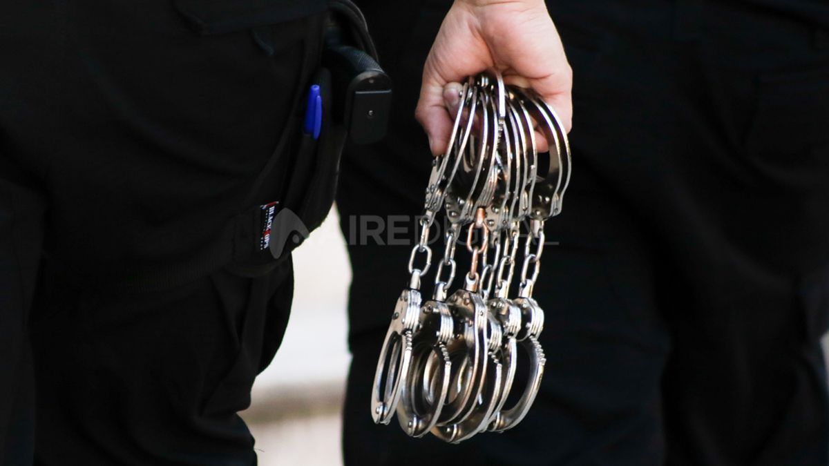 La policía llegó al lugar y tras escuchar a la víctima detuvo al presunto autor. 