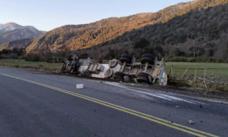 Dos camioneros argentinos murieron en Chile en circunstancias relacionadas con un accidente de tránsito. Dos camioneros argentinos murieron en Chile en circunstancias relacionadas con un accidente de tránsito.