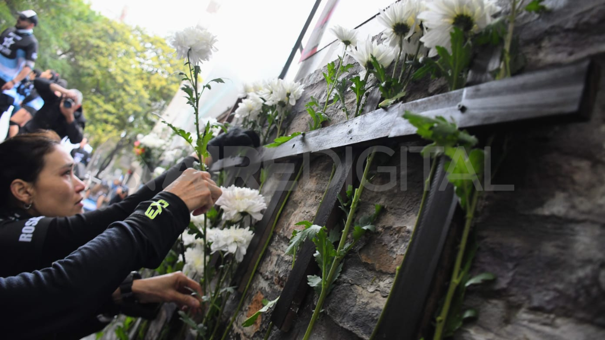 22 flores para recordar a las 22 víctimas