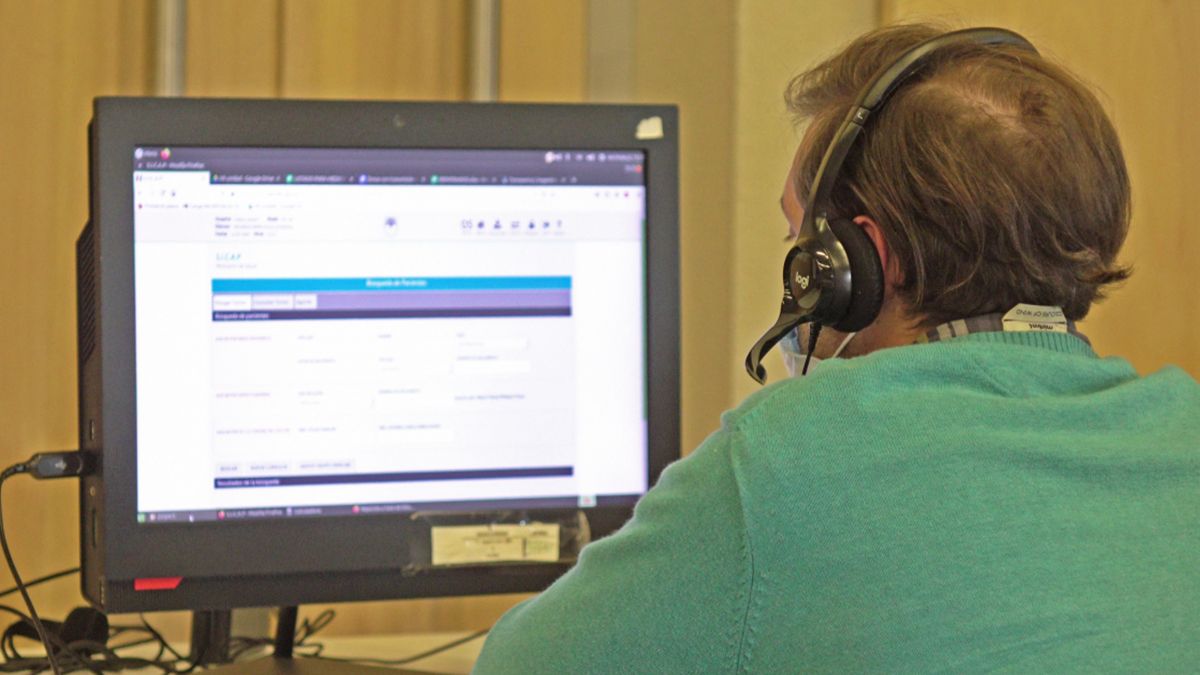 Habrá una línea específica para atender a las escuelas con casos de covid en el 0800.