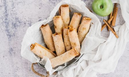 La receta sencilla para hacer rollitos de manzana y canela con pan de molde. La receta sencilla para hacer rollitos de manzana y canela con pan de molde.