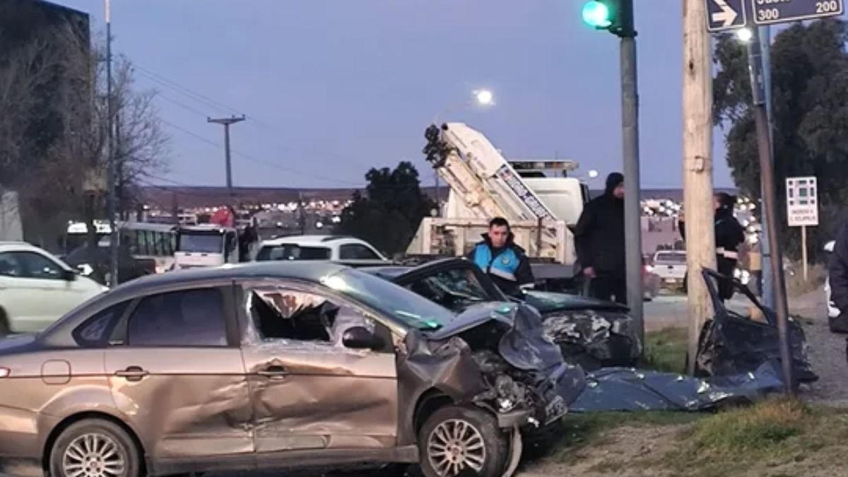 Así quedó uno de los vehículos involucrados en el accidente.