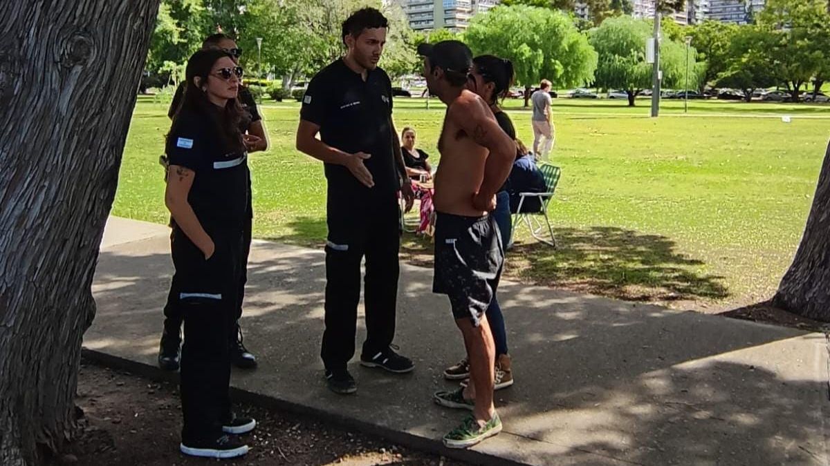 En Rosario identificaron y retiraron a más de 200 cuidacoches el último fin de semana largo.