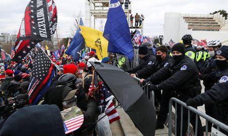 El Senado de Estados Unidos entró en un receso de su debate sobre los resultados del Colegio Electoral después de que violentos incidentes con un grupo de manifestantes alrededor del Capitolio obligaran a la Policía a cerrar el edificio. El Senado de Estados Unidos entró en un receso de su debate sobre los resultados del Colegio Electoral después de que violentos incidentes con un grupo de manifestantes alrededor del Capitolio obligaran a la Policía a cerrar el edificio.