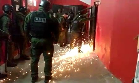 La cámara estaba blindada por una serie de puertas de hierro de varias cerraduras de alta seguridad cada una y una alarma interna con clave digital. La cámara estaba blindada por una serie de puertas de hierro de varias cerraduras de alta seguridad cada una y una alarma interna con clave digital.