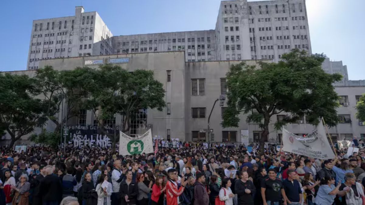 Se suman universidades privadas a la marcha en defensa de la educación pública