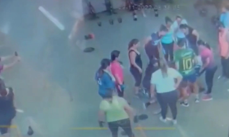 Ecuador: una mujer levantaba pesas en un gimnasio, se descompuso y murió Ecuador: una mujer levantaba pesas en un gimnasio, se descompuso y murió