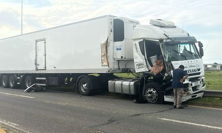 Así quedó el camión que se llevó la peor parte en el accidente. Así quedó el camión que se llevó la peor parte en el accidente.