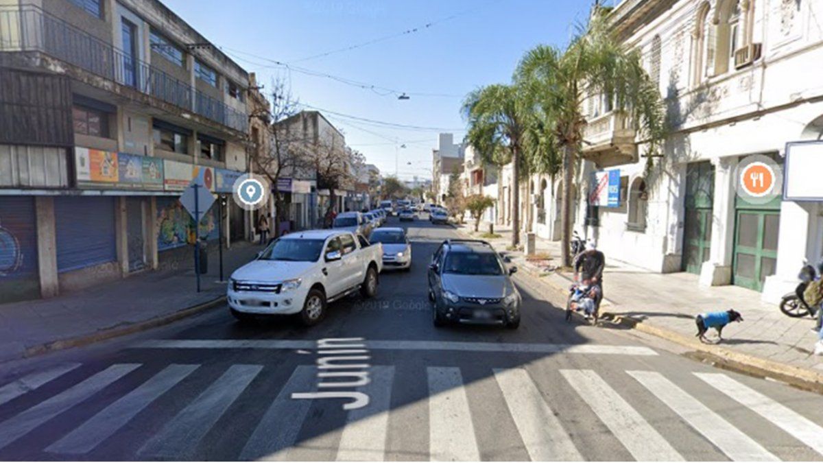 Abrieron una camioneta estacionada sobre calle Junín y robaron pertenencias de los dueños