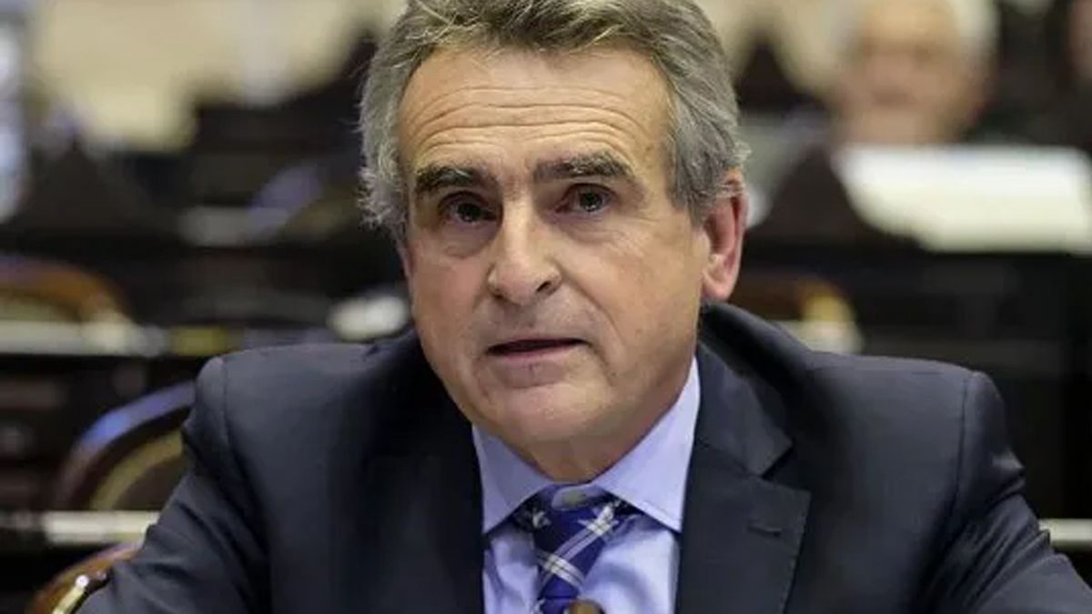 El ministro de Defensa, Agustín Rossi, es uno de los candidatos que analiza lanzarse tras una banca en el Senado.