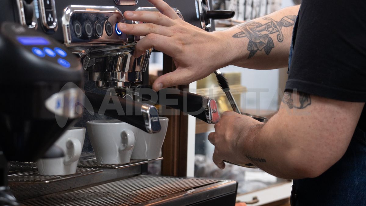Tostaderos de café de Santa Fe advierten sobre problemas con las importaciones y prevén nuevos aumentos. Tostaderos de café de Santa Fe advierten sobre problemas con las importaciones y prevén nuevos aumentos.