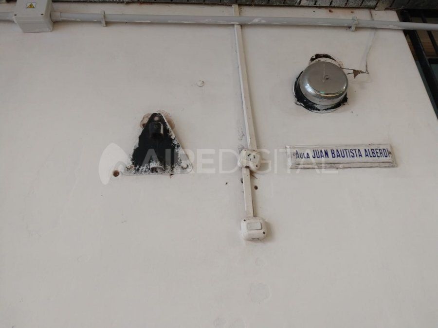 No hubo puertas ni ventanas violentadas por lo que se presume que los ladrones ingresaron por los techos al patio de la escuela.