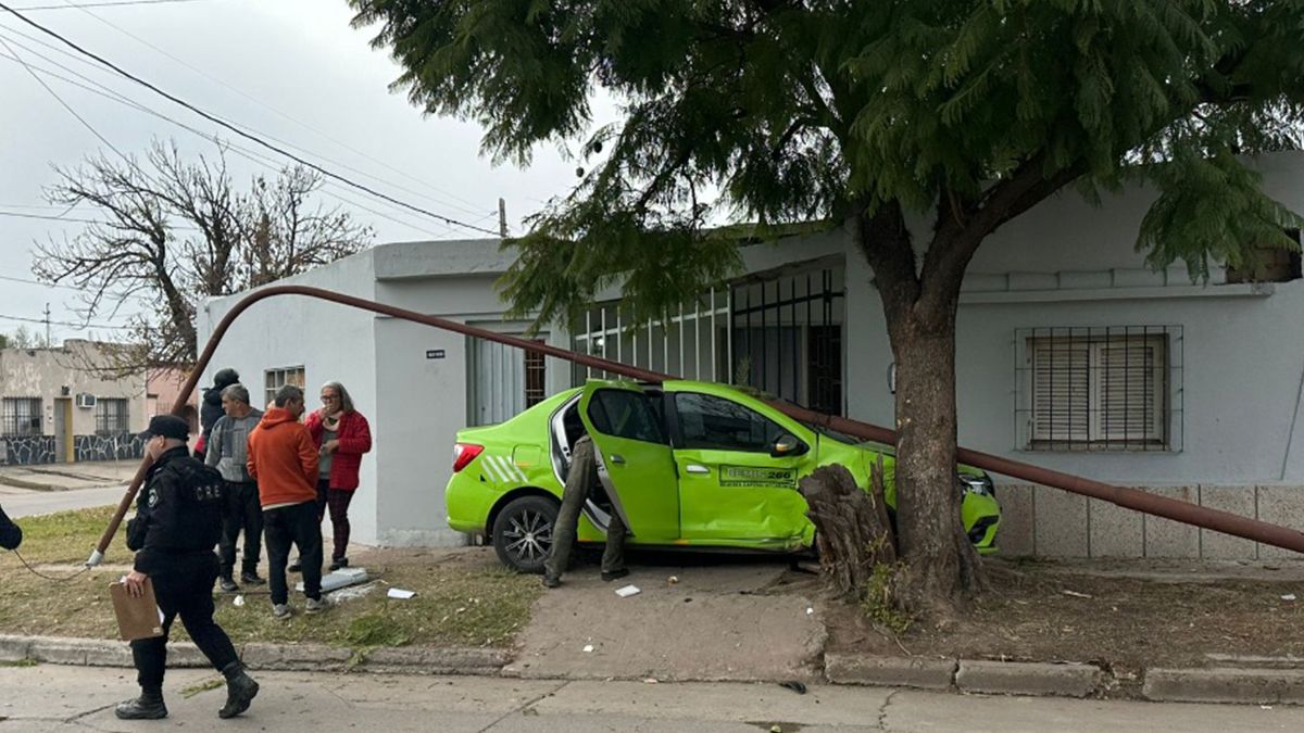 El poste de alumbrado público cayó sobre el techo del remís tras el violento impacto en la esquina de Freyre y Gorostiaga.