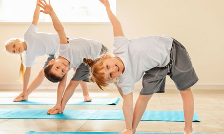 El yoga es una práctica milenaria que puede adaptarse fácilmente a todas las edades, incluída la niñez. El yoga es una práctica milenaria que puede adaptarse fácilmente a todas las edades, incluída la niñez.