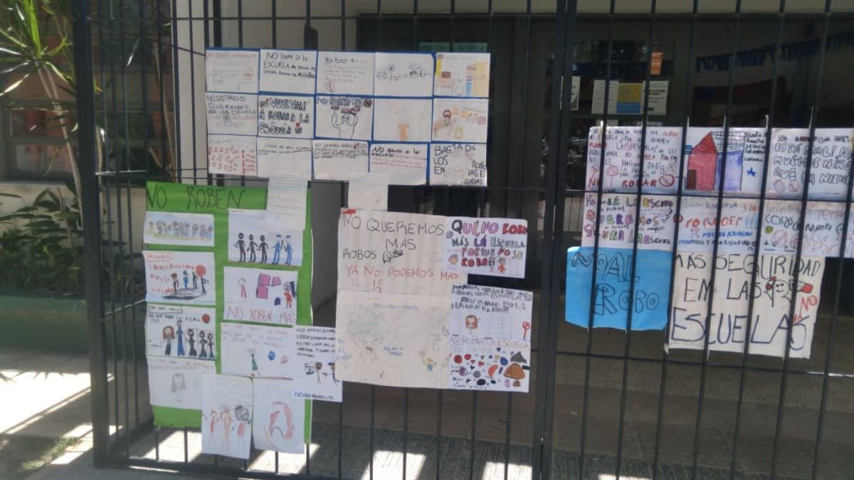 Alumnos y alumnas pegaron cartulinas en el ingreso del edificio para exigir seguridad. Alumnos y alumnas pegaron cartulinas en el ingreso del edificio para exigir seguridad.