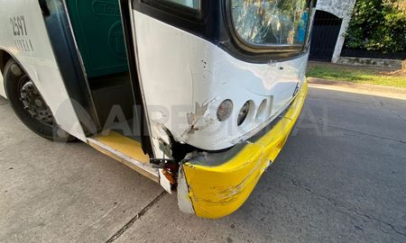 Así quedó el colectivo de la línea 8 tras el accidente en el semáforo de General Paz y Gutiérrez. Así quedó el colectivo de la línea 8 tras el accidente en el semáforo de General Paz y Gutiérrez.