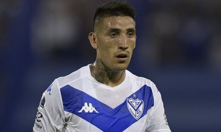 El volante debe retornar a Racing, pero Vélez y Boca harán el esfuerzo por sumarlo a sus planteles. El volante debe retornar a Racing, pero Vélez y Boca harán el esfuerzo por sumarlo a sus planteles.