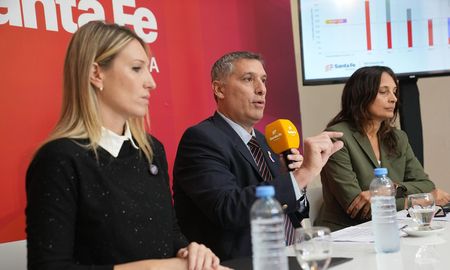 El Gobierno de Santa Fe oficializó el plan de desendeudamiento para empleados públicos y privados. El Gobierno de Santa Fe oficializó el plan de desendeudamiento para empleados públicos y privados.