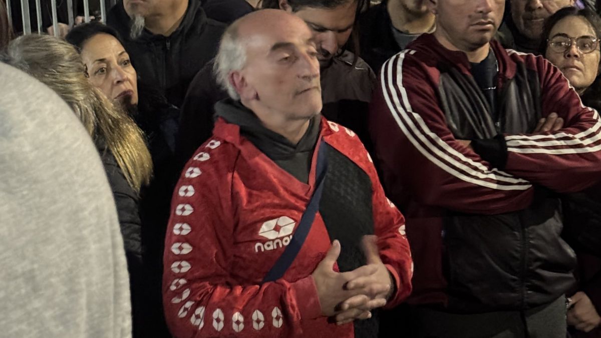 El padre Toto con la camiseta de Colón pidieron por la liberación de Juan Grabois. El padre Toto con la camiseta de Colón pidieron por la liberación de Juan Grabois.