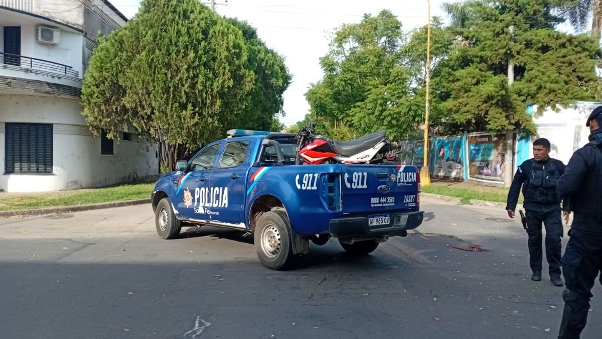 Personal de la policía de la provincia de Santa Fe removió la moto de la carpeta asfáltica. Personal de la policía de la provincia de Santa Fe removió la moto de la carpeta asfáltica.