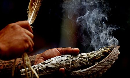 Purificar tu hogar con hierbas a través de la técnica smudging. Purificar tu hogar con hierbas a través de la técnica smudging.
