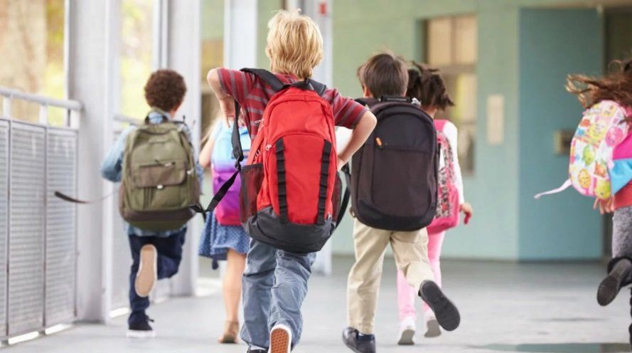 Vuelta al cole: cómo evitar que las mochilas dañen la espalda de los chicos