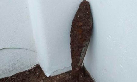 El proyectil de artillería que fue encontrado en el jardín.&nbsp;