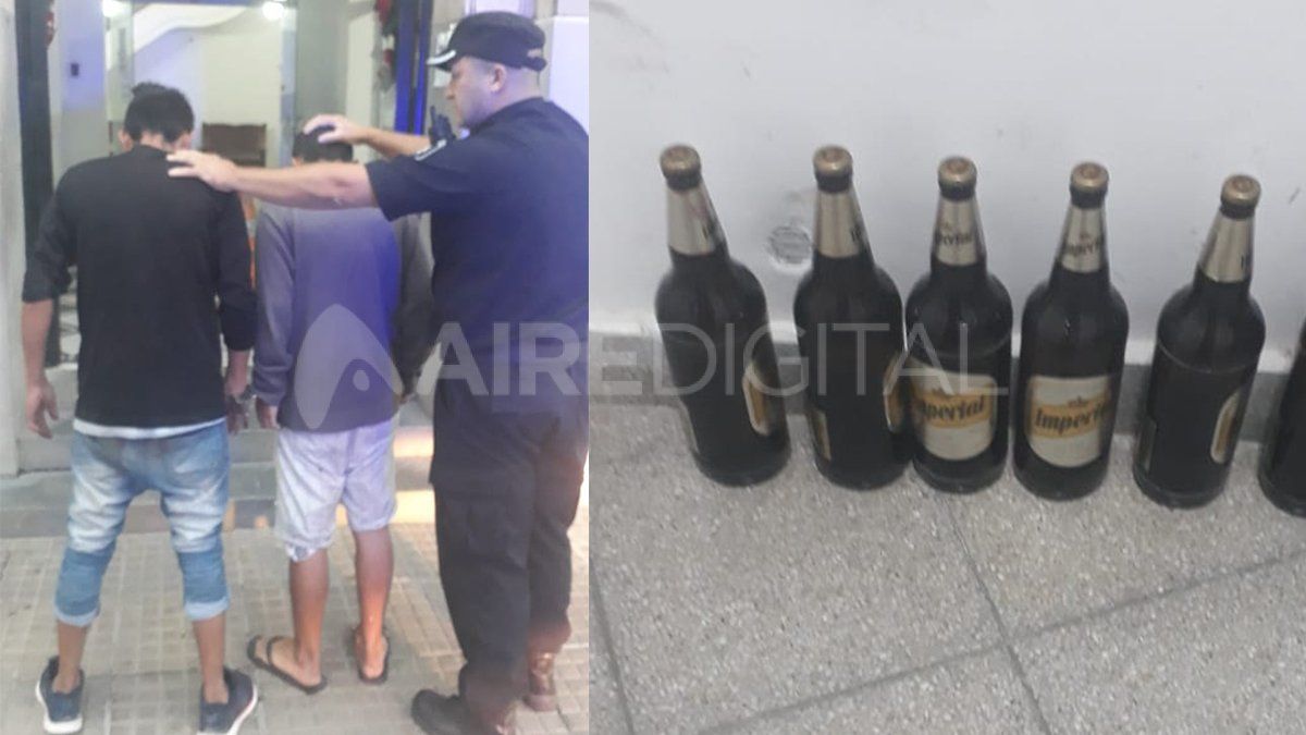 Dos de los detenidos y las cervezas incautadas de sus mochilas