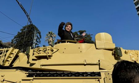 Javier Milei festejó el Día de la Independencia subido a un tanque de guerra Javier Milei festejó el Día de la Independencia subido a un tanque de guerra