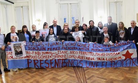 Omar Perotti y Pablo Javkin junto a familiares de víctimas de la inseguridad. Omar Perotti y Pablo Javkin junto a familiares de víctimas de la inseguridad.