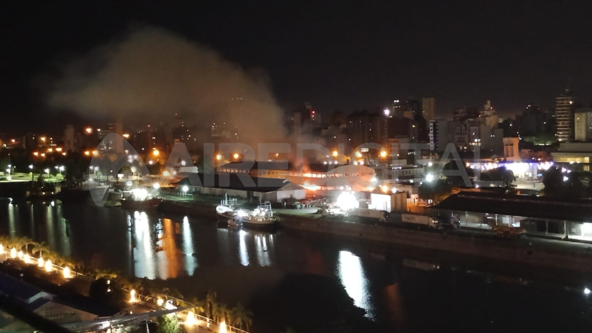 El incendio se registró en horas de la medianoche en uno de los galpones de la empresa.