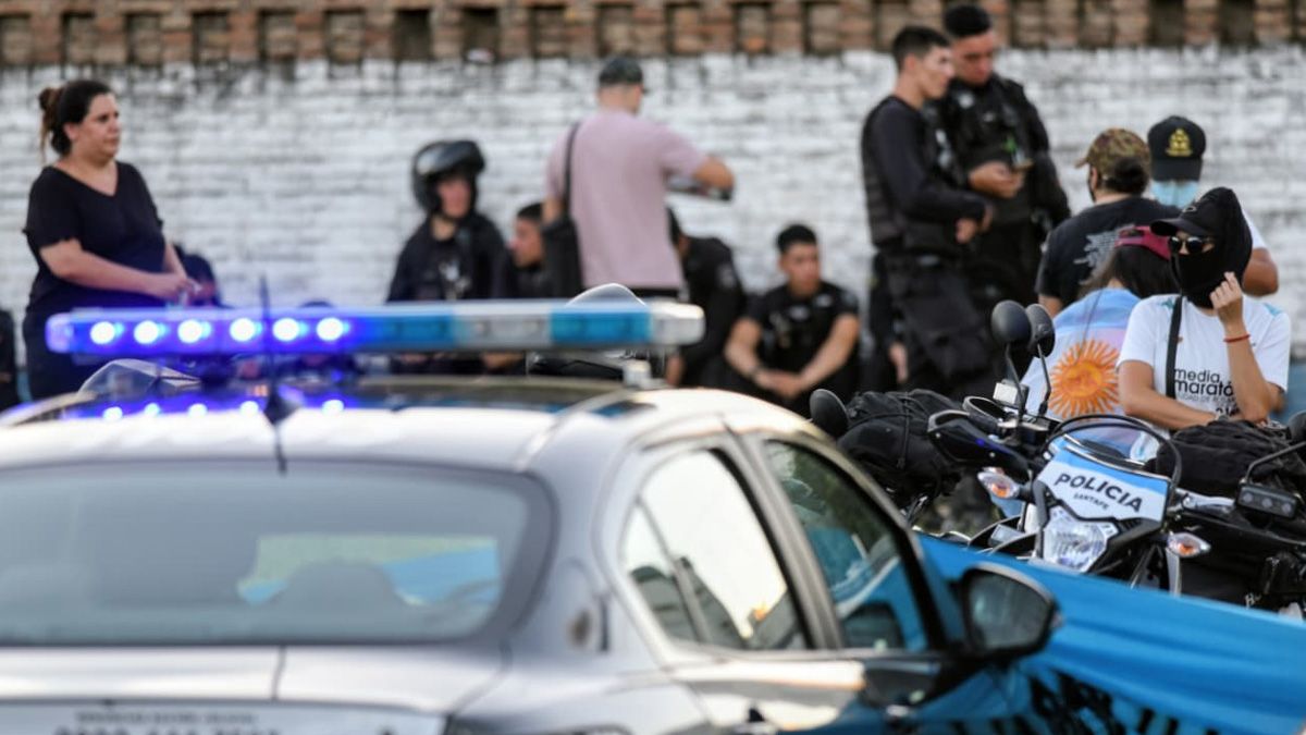 Fuerte operativo policial frente a la Jefatura de la Unidad Regional II, epicentro de la protesta de efectivos que reclaman mejoras salariales y laborales. Fuerte operativo policial frente a la Jefatura de la Unidad Regional II, epicentro de la protesta de efectivos que reclaman mejoras salariales y laborales.
