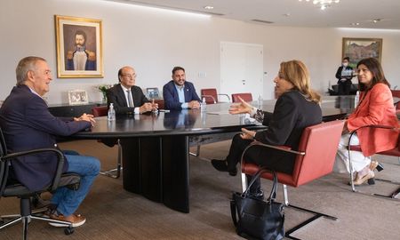 “Schiaretti, junto a otros liderazgos como el de Facundo Manes, por poner un ejemplo, representan la posibilidad de innovar en el mapa político argentino, sostuvo Fein. “Schiaretti, junto a otros liderazgos como el de Facundo Manes, por poner un ejemplo, representan la posibilidad de innovar en el mapa político argentino, sostuvo Fein.
