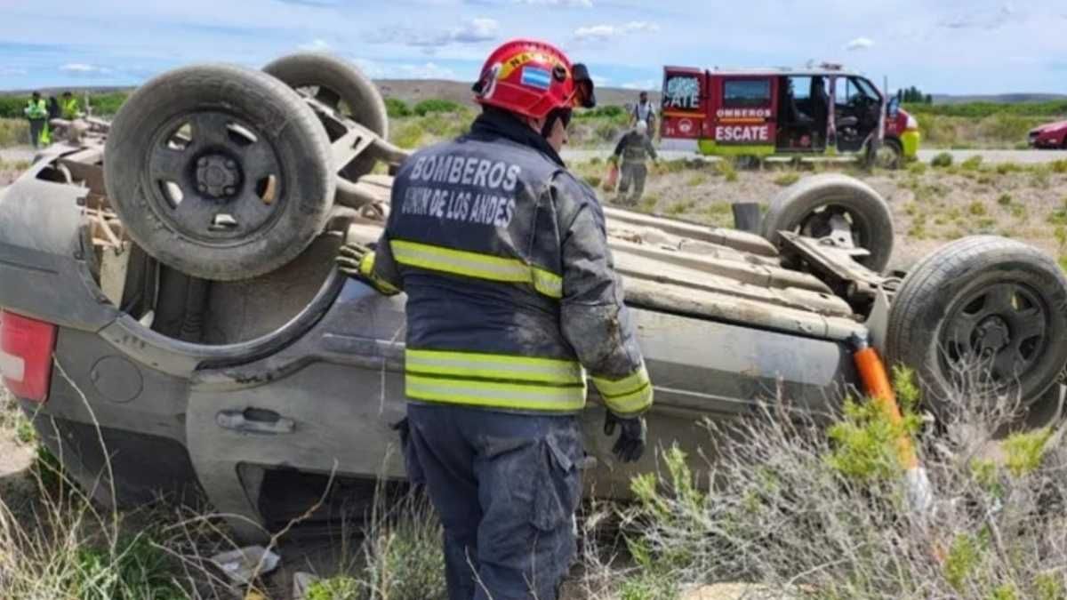 Los bomberos trabajaron para liberar los cuerpos de las tres víctimas del accidente fatal en Neuquén. Los bomberos trabajaron para liberar los cuerpos de las tres víctimas del accidente fatal en Neuquén.
