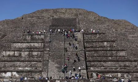 Al menos dos personas murieron, un turista canadiense y el presunto agresor, en una balacera ocurrida este lunes en la Zona Arqueológica de Teotihuacán, en México. Al menos dos personas murieron, un turista canadiense y el presunto agresor, en una balacera ocurrida este lunes en la Zona Arqueológica de Teotihuacán, en México.