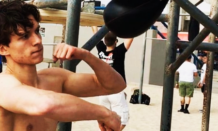 Usas ese traje negro y te ponen estas almohadillas y básicamente haces una clase de yoga mientras te electrocutan. Es horrible, aseguró Tom Holland. Usas ese traje negro y te ponen estas almohadillas y básicamente haces una clase de yoga mientras te electrocutan. Es horrible, aseguró Tom Holland.