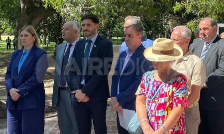 El acto por los 451 años de la fundación de Santa Fe estuvo encabezado por el gobernador Maximiliano Pullaro. También participó la vicegobernadora, Gisela Scaglia, el intendente de Santa Fe, Juan Pablo Poletti, y estuvo presente el presidente de la Suprema Corte de Justicia, Rafael Gutiérrez. El acto por los 451 años de la fundación de Santa Fe estuvo encabezado por el gobernador Maximiliano Pullaro. También participó la vicegobernadora, Gisela Scaglia, el intendente de Santa Fe, Juan Pablo Poletti, y estuvo presente el presidente de la Suprema Corte de Justicia, Rafael Gutiérrez.