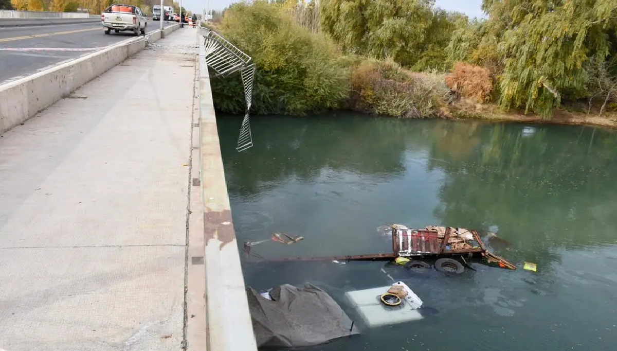Un camión de carga terminó dentro del río Neuquén al caerse desde el Tercer Puente