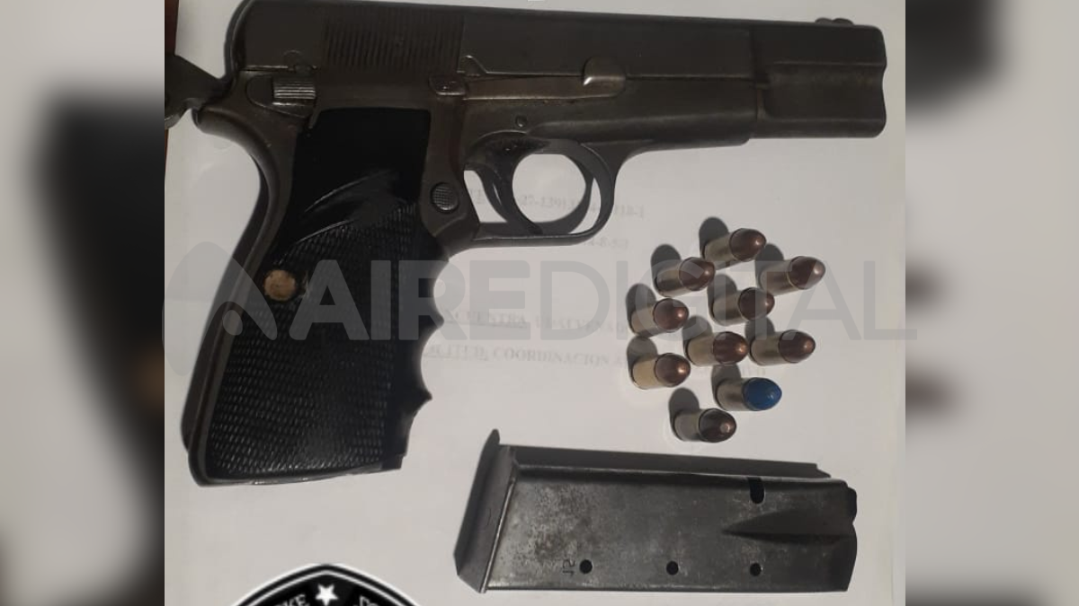 El arma que fue descartada por uno de los ocupantes del auto mientras circulaban por la ruta 1. El arma que fue descartada por uno de los ocupantes del auto mientras circulaban por la ruta 1.