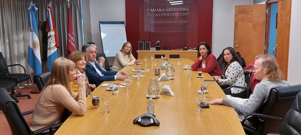 Verónica Eizmendi, presidenta de la Cámara Argentina de la Construcción Delegación Santa Fe, destacó el trabajo conjunto que realizan junto al Gobierno provincial, para avanzar en normativas que permitan seguir desarrollando el trabajo de las empresas.