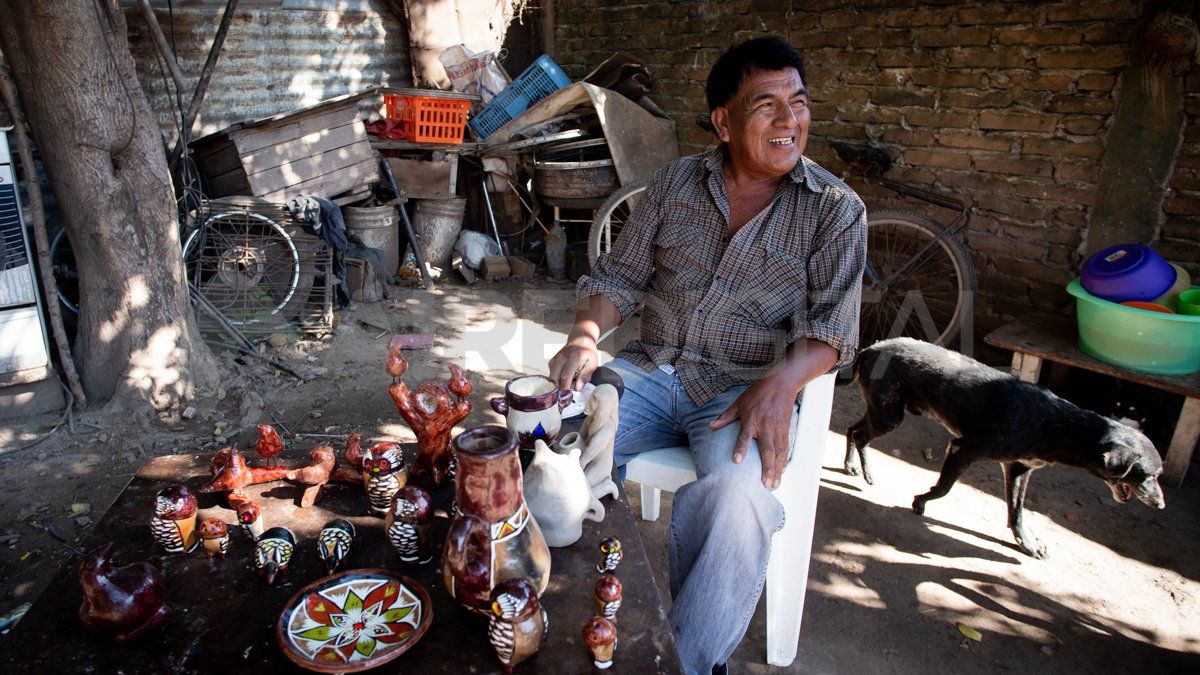 Luis Mendez es artesano y trabaja en la producción de piezas de cerámica.