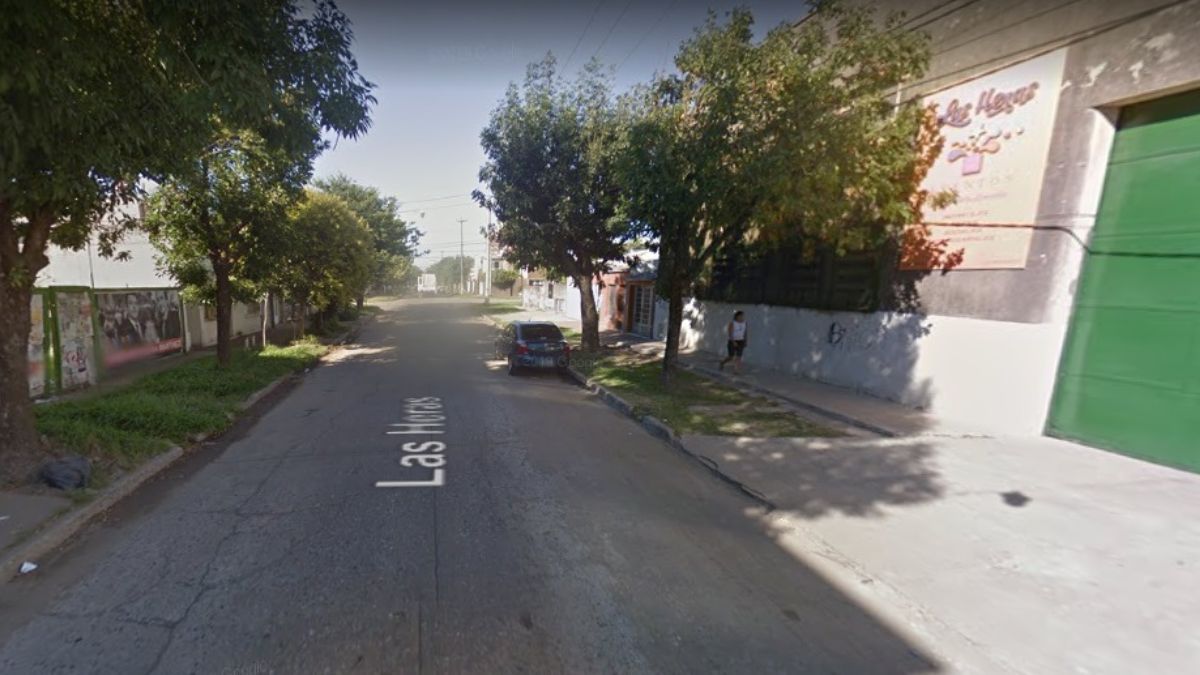 Las Heras 4600: la víctima del robo estaba jugando al fútbol cuando le abrieron el auto para robarle.