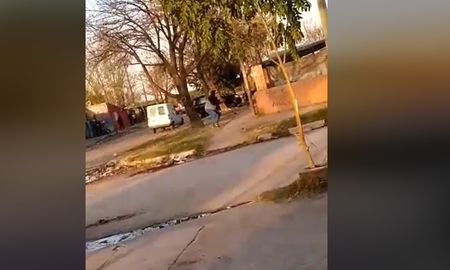 El momento en que el delincuente disparó. El momento en que el delincuente disparó.