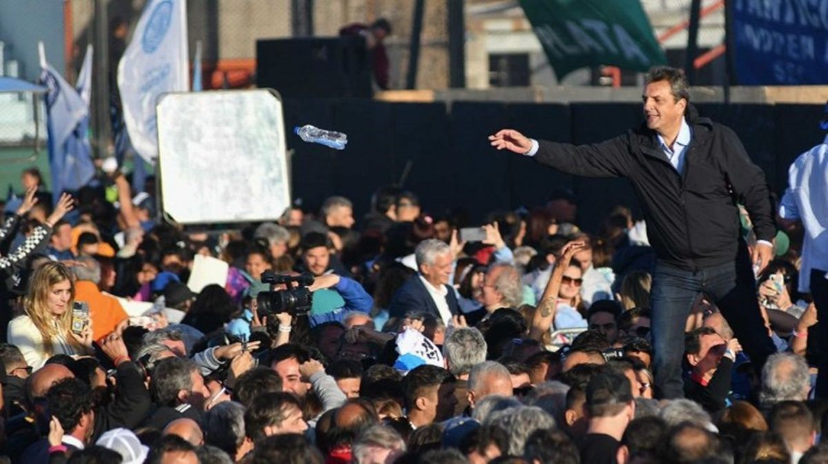 El candidato oficialista Sergio Massa en pleno cierre de campaña en el partido de Avellaneda. El candidato oficialista Sergio Massa en pleno cierre de campaña en el partido de Avellaneda.